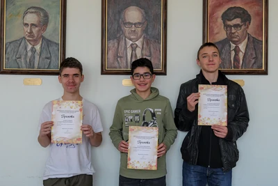 Три момчета, държащи грамоти за есенния турнир по математика.