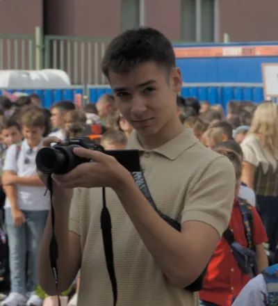 Никола Николов, държащ фотоапарат